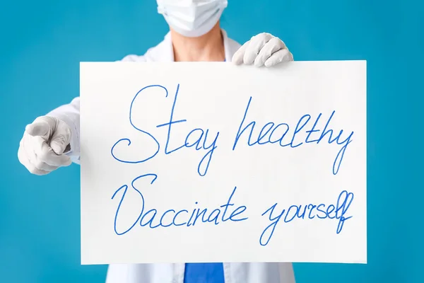 Läkare Som Innehar Affisch Med Text Stay Healthy Vaccinate Yourself — Stockfoto