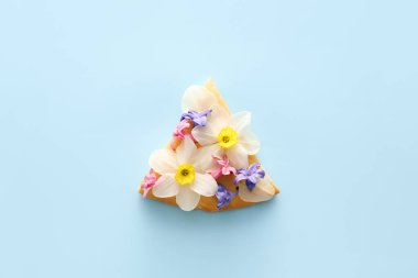 Lezzetli pizza ve çiçek arkaplanlı yaratıcı kompozisyon