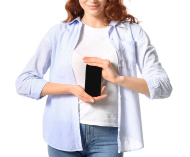 Beyaz arka planda elektronik bağışıklık pasaportu olan genç bir kadın.