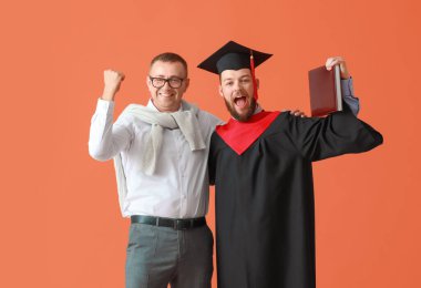 Renkli geçmişi olan babası ile mutlu bir erkek mezun.