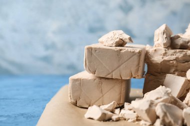 Renkli arkaplanda taze maya