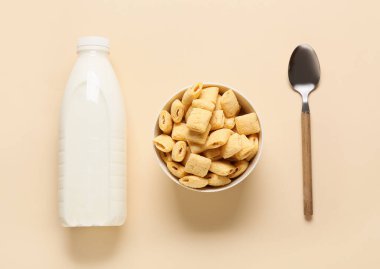 Lezzetli mısır yastıkları ve renkli sütle dolu bir kase.