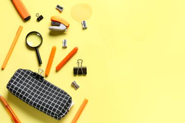 Renk arkaplanında kırtasiye malzemesi olan kalem kutusu