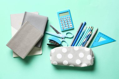 Renk arkaplanında kırtasiye malzemesi olan kalem kutusu