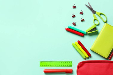 Renk arkaplanında kırtasiye malzemesi olan kalem kutusu