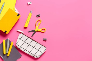 Renk arkaplanında kırtasiye malzemesi olan kalem kutusu