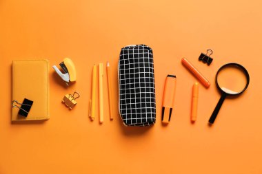 Renk arkaplanında kırtasiye malzemesi olan kalem kutusu