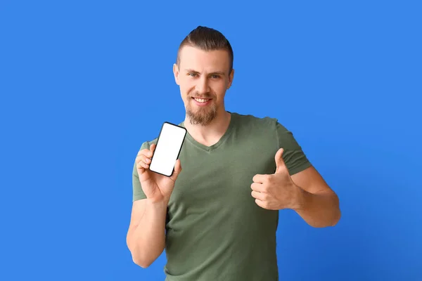 Ung Man Med Mobiltelefon Visar Tummen Upp Gest Färg Bakgrund — Stockfoto