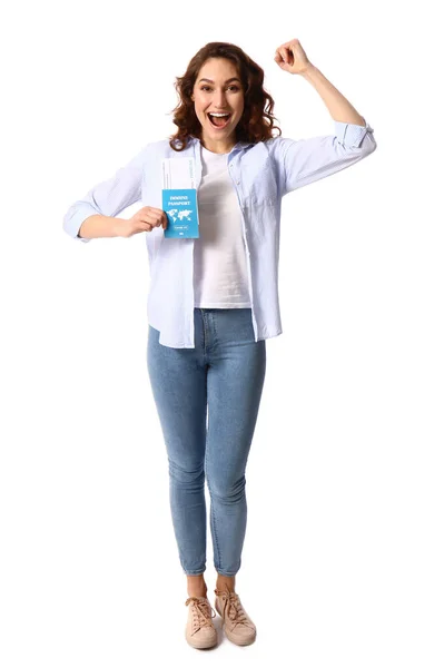 Lycklig Ung Kvinna Med Immun Pass Vit Bakgrund — Stockfoto