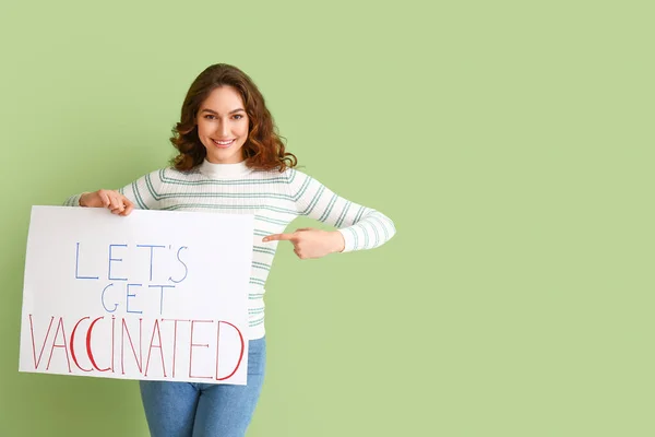 Молодая Женщина Указывающая Плакат Текстом Пожаловать Цветном Фоне — стоковое фото