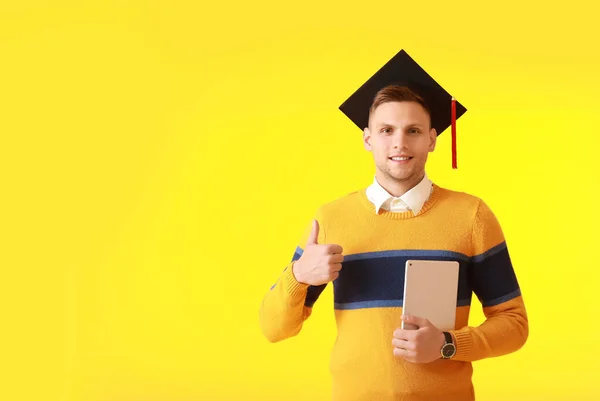Man Afstuderen Student Met Tablet Computer Met Duim Kleur Achtergrond — Stockfoto