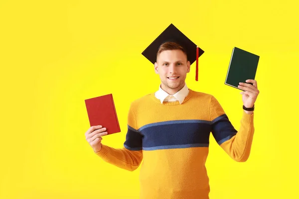 Man Afstuderen Student Met Boeken Kleur Achtergrond — Stockfoto
