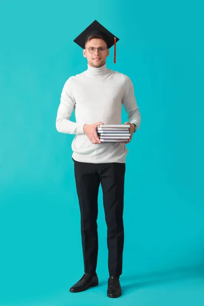 Αρσενικό Απόφοιτος Φοιτητής Βιβλία Σχετικά Φόντο Χρώμα — Φωτογραφία Αρχείου
