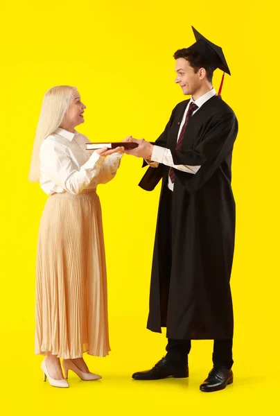 Felice Studente Laurea Maschile Con Sua Madre Sfondo Colore — Foto Stock