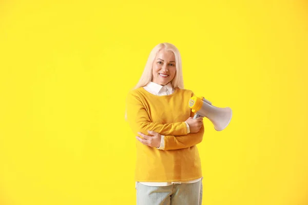 Volwassen Vrouw Met Megafoon Kleur Achtergrond — Stockfoto