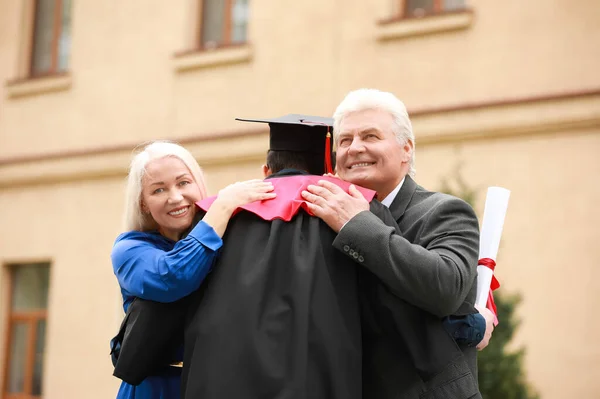 Glad Ung Man Med Sina Föräldrar Examensdagen — Stockfoto