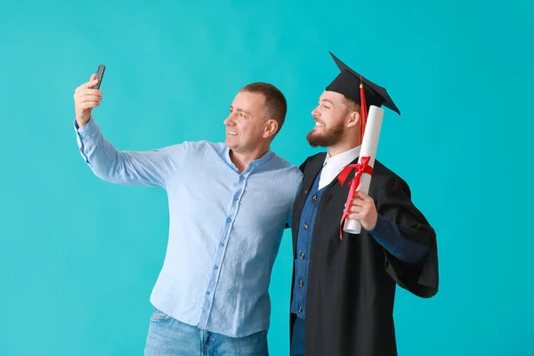 Glad Manlig Student Med Sin Far Tar Selfie Färg Bakgrund — Stockfoto