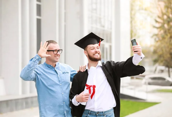 Glad Ung Man Med Sin Far Tar Selfie Examensdagen — Stockfoto