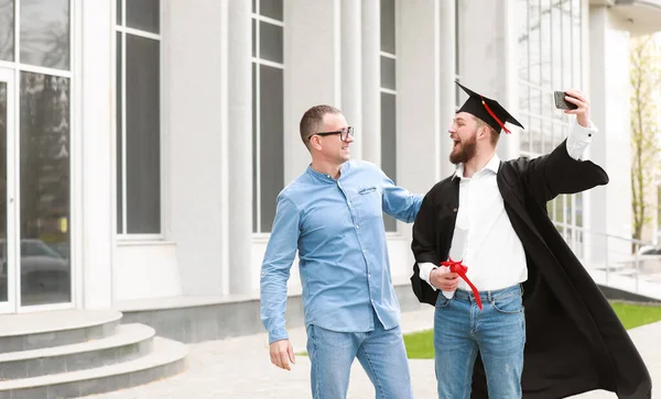 Gelukkig Jongeman Met Zijn Vader Nemen Selfie Afstuderen Dag — Stockfoto