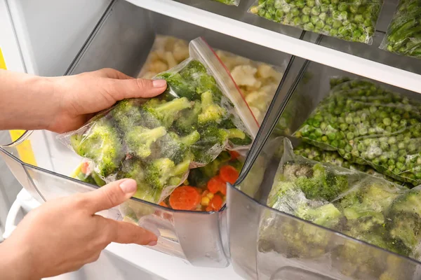 냉장고에 야채를 비닐봉지를 — 스톡 사진