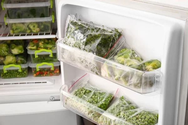 冰箱中装有蔬菜的集装箱和塑料袋 — 图库照片