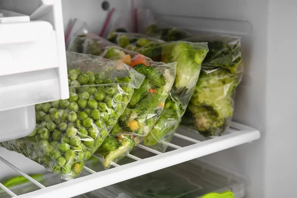 냉장고에 야채를 비닐봉지 — 스톡 사진