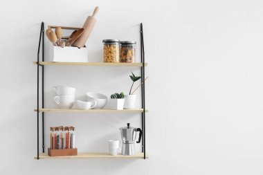 Mutfak duvarındaki modern raf.