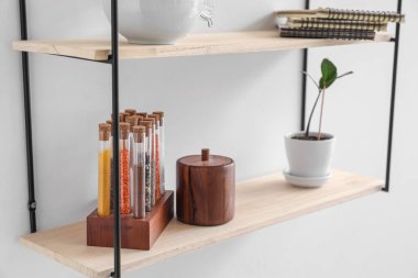 Mutfak duvarındaki modern raf.