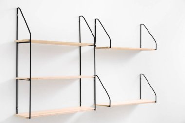 Beyaz duvarda asılı modern raflar