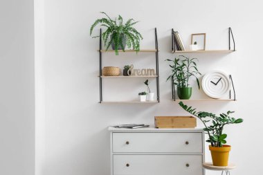 Çekmeceleri ve rafları olan modern bir oda.