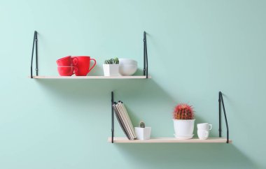 Duvarda asılı modern raflar