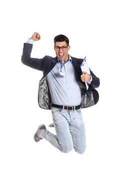 Beyaz arka planda panosu olan zıplayan yakışıklı adam.