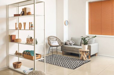 Kitap rafı olan modern oturma odası.