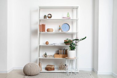 Işık duvarının yanında dekor olan modern kitap rafı