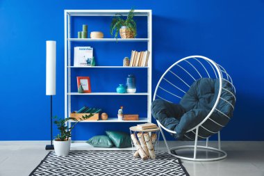 Kitap rafı ve koltuğu olan şık bir oda.