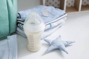 Oyuncak bebek için bir şişe süt, yakın plan.