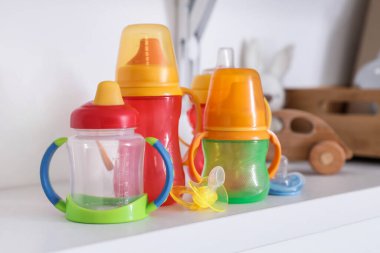 Bebek şişeleri rafta, yakın plan.