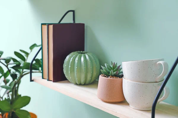 Prateleira Moderna Com Livros Copos Decoração Pendurados Parede — Fotografia de Stock