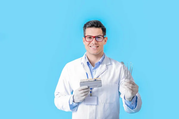 Mężczyzna Dentysta Plastikowymi Zębami Próbki Kolorów Narzędzi Tle Koloru — Zdjęcie stockowe