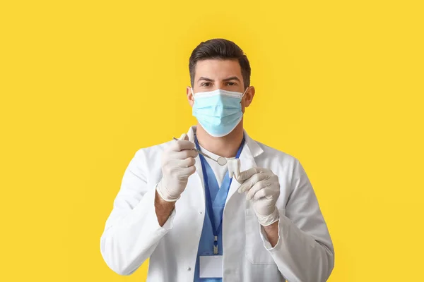 Man Tandläkare Mask Med Plast Tand Färg Bakgrund — Stockfoto