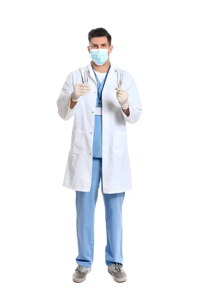 Мужчина Стоматолог Маске Инструментами Белом Фоне — стоковое фото