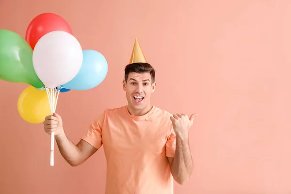 Knappe Man Met Ballonnen Kleur Achtergrond — Stockfoto
