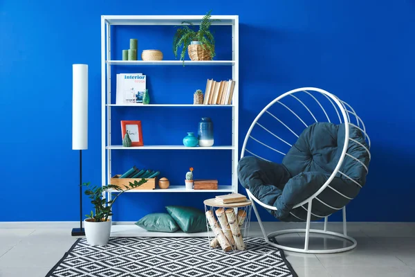 Kitap rafı ve koltuğu olan şık bir oda.