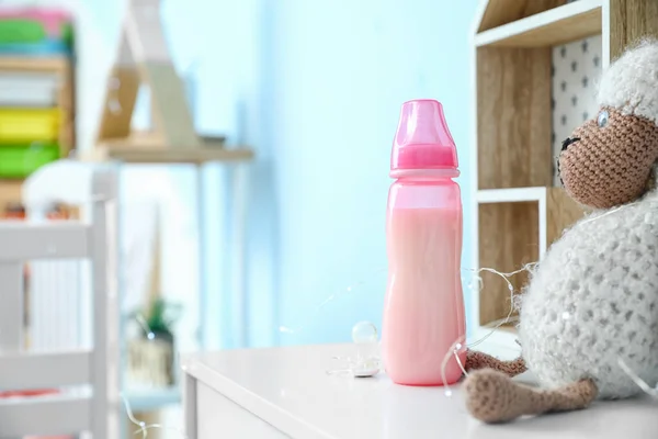 Бутылка Молока Ребенка Полке Номере — стоковое фото