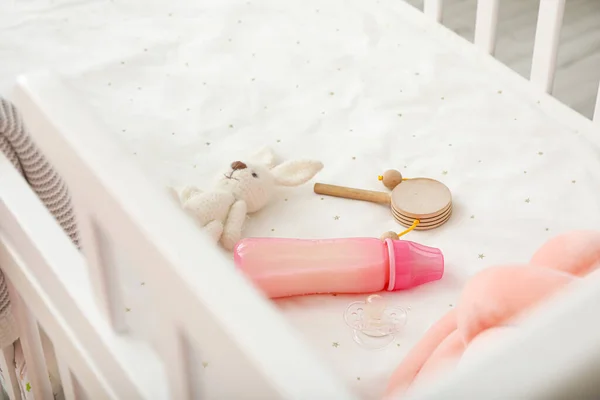 Fles Melk Voor Baby Met Speelgoed Bed — Stockfoto