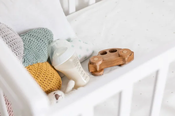 Fles Melk Voor Baby Met Speelgoed Bed — Stockfoto