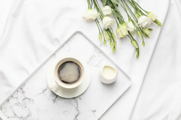 Tray Cup Coffee Flowers Bed — Stock Photo, Image