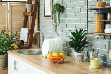 Mutfaktaki masada meyveli kase