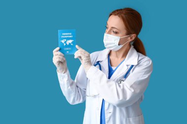Bağışıklık pasaportu olan doktor.