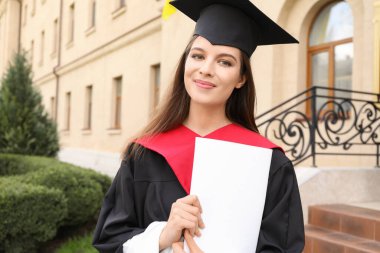 Mezuniyet gününde bornozlu bir bayan öğrenci.